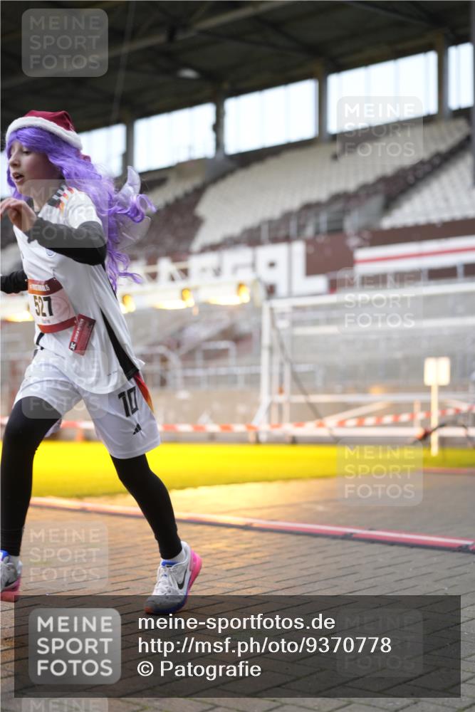 07.12.2025 - St. Pauli X-Mass-Run No. 15 Patografie http://msf.ph/oto/9370778 07.12.2025 11:35:24 Ziel 240, 527, 535, 2660, 4408 meine-sportfotos.de