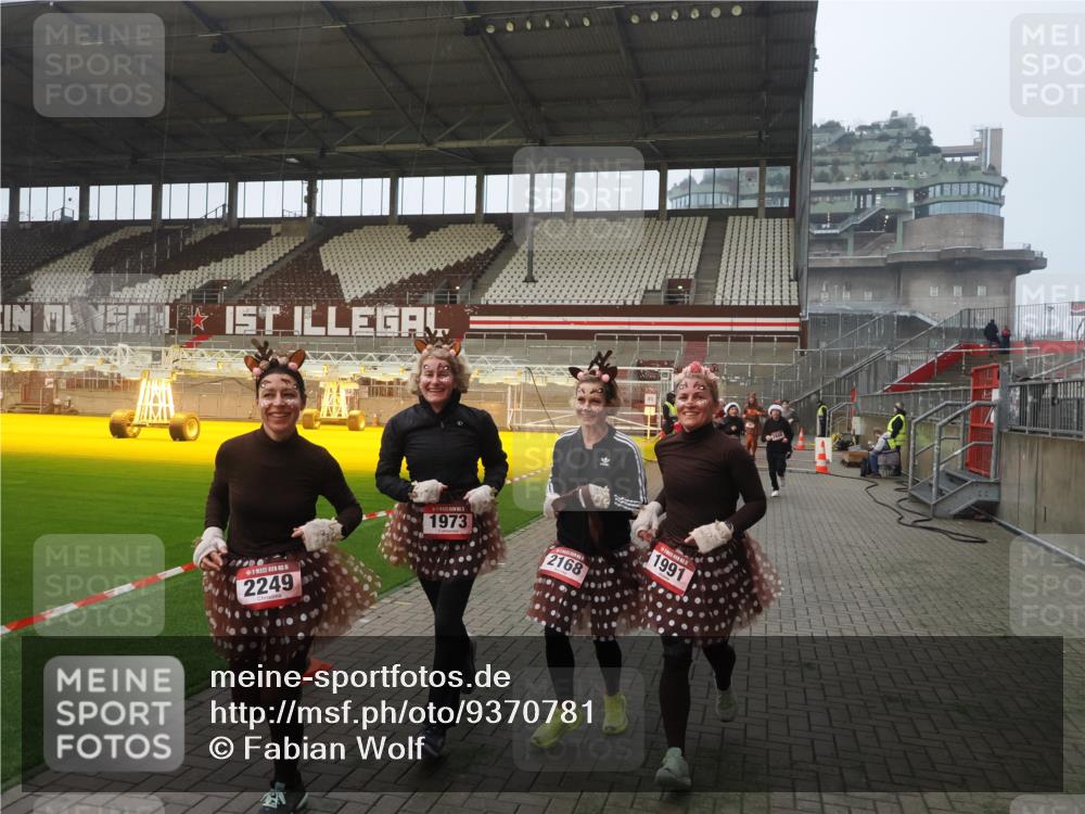 07.12.2025 - St. Pauli X-Mass-Run No. 15 Fabian Wolf http://msf.ph/oto/9370781 07.12.2025 10:05:01 Ziel 202, 210, 292, 699, 1217, 1973, 1991, 2168, 2249, 2856, 2866, 3307, 3311 meine-sportfotos.de