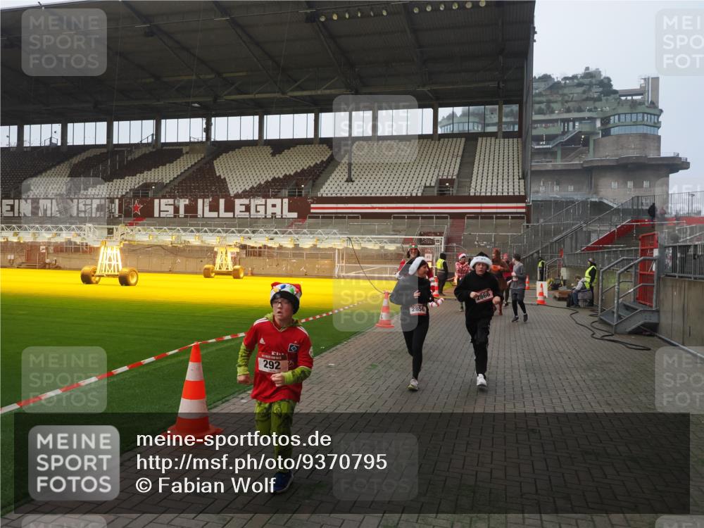 07.12.2025 - St. Pauli X-Mass-Run No. 15 Fabian Wolf http://msf.ph/oto/9370795 07.12.2025 10:05:03 Ziel 202, 210, 292, 699, 1217, 1973, 1991, 2168, 2249, 2856, 2866, 3307, 3311 meine-sportfotos.de
