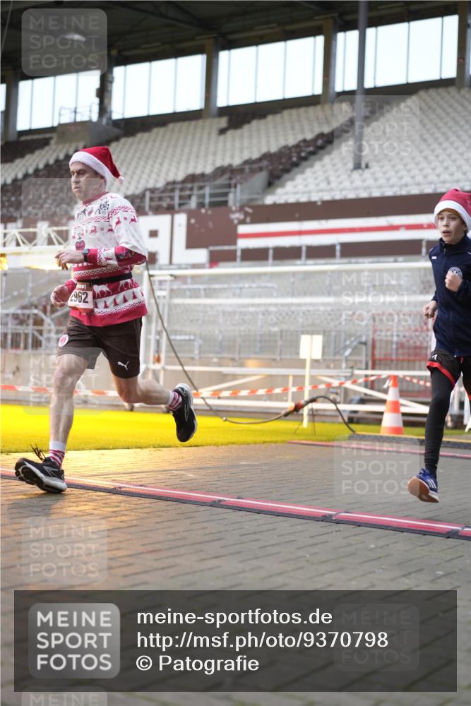07.12.2025 - St. Pauli X-Mass-Run No. 15 Patografie http://msf.ph/oto/9370798 07.12.2025 11:35:36 Ziel 527, 535, 1960, 2660, 2902, 2962, 3967, 4816, 4823, 4843 meine-sportfotos.de