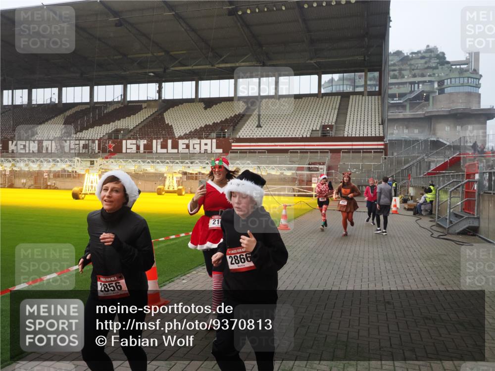 07.12.2025 - St. Pauli X-Mass-Run No. 15 Fabian Wolf http://msf.ph/oto/9370813 07.12.2025 10:05:05 Ziel 202, 210, 292, 699, 1973, 1991, 2168, 2249, 2856, 2866, 3307, 3311 meine-sportfotos.de