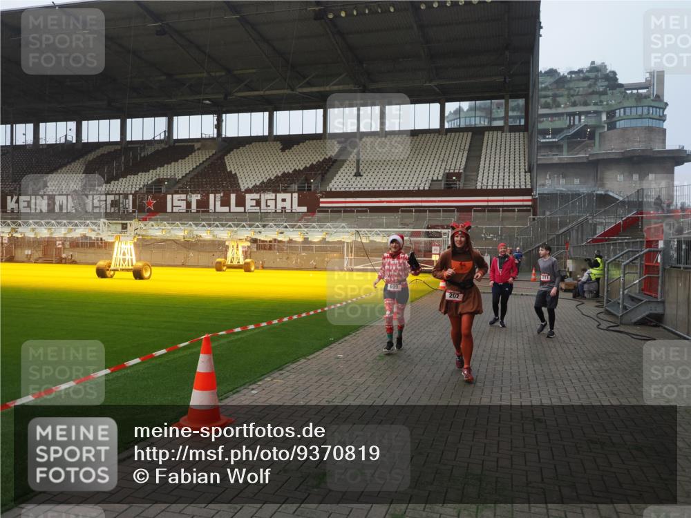 07.12.2025 - St. Pauli X-Mass-Run No. 15 Fabian Wolf http://msf.ph/oto/9370819 07.12.2025 10:05:07 Ziel 202, 210, 292, 699, 1973, 1991, 2168, 2249, 2856, 2866, 3307, 3311 meine-sportfotos.de