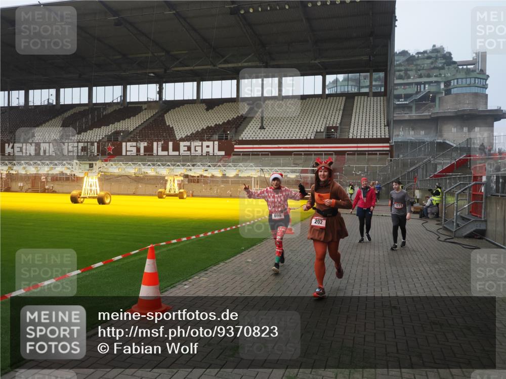 07.12.2025 - St. Pauli X-Mass-Run No. 15 Fabian Wolf http://msf.ph/oto/9370823 07.12.2025 10:05:07 Ziel 202, 210, 292, 699, 1973, 1991, 2168, 2249, 2856, 2866, 3307, 3311 meine-sportfotos.de
