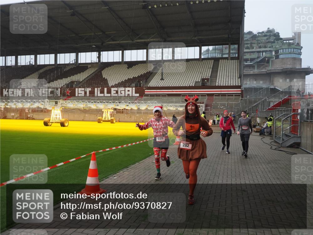 07.12.2025 - St. Pauli X-Mass-Run No. 15 Fabian Wolf http://msf.ph/oto/9370827 07.12.2025 10:05:07 Ziel 202, 210, 292, 699, 1973, 1991, 2168, 2249, 2856, 2866, 3307, 3311 meine-sportfotos.de