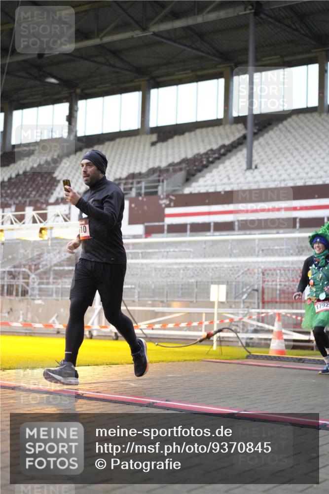 07.12.2025 - St. Pauli X-Mass-Run No. 15 Patografie http://msf.ph/oto/9370845 07.12.2025 11:36:07 Ziel 311, 728, 1753, 1792, 2183, 2310, 2316, 2907, 3109, 3610, 3612, 3614, 3653 meine-sportfotos.de