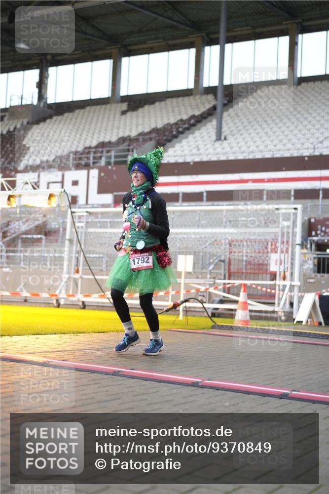 07.12.2025 - St. Pauli X-Mass-Run No. 15 Patografie http://msf.ph/oto/9370849 07.12.2025 11:36:08 Ziel 311, 728, 1753, 1792, 2183, 2310, 2316, 2907, 3109, 3610, 3612, 3614, 3653 meine-sportfotos.de