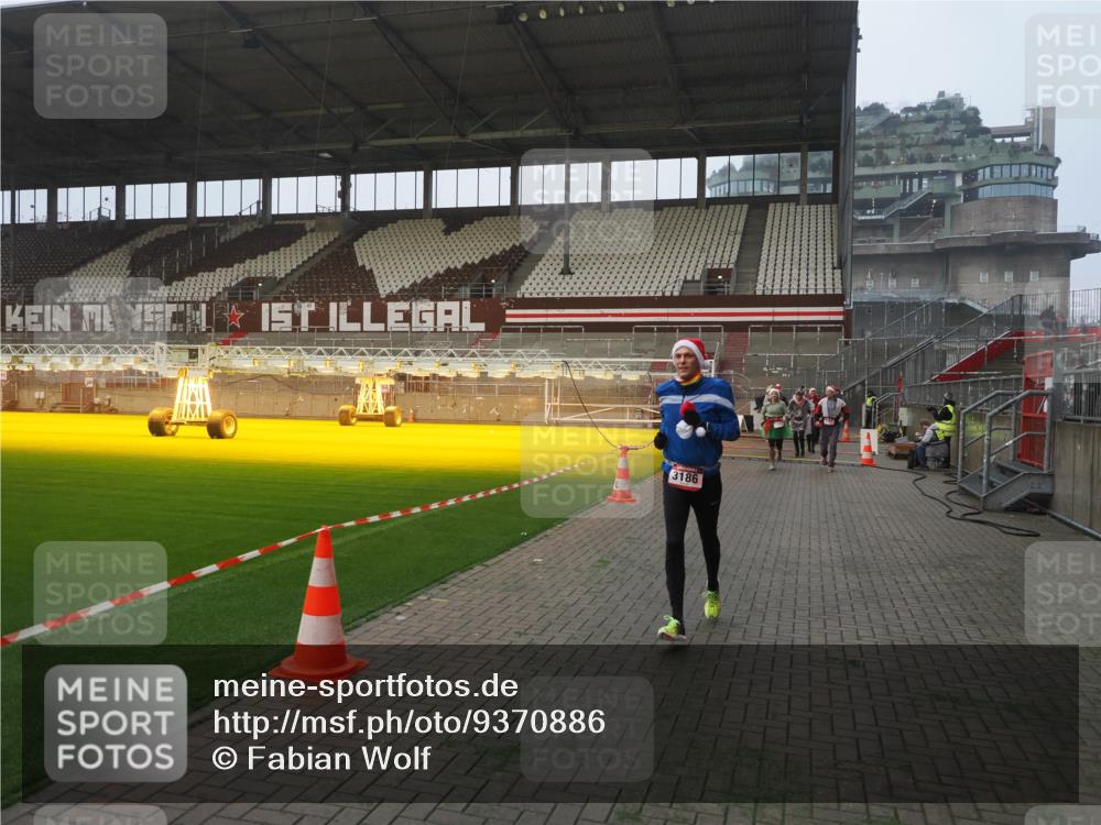 07.12.2025 - St. Pauli X-Mass-Run No. 15 Fabian Wolf http://msf.ph/oto/9370886 07.12.2025 10:05:16 Ziel 114, 202, 210, 292, 699, 1121, 1481, 1661, 1761, 2856, 2866, 3186, 3307, 3311, 4036 meine-sportfotos.de