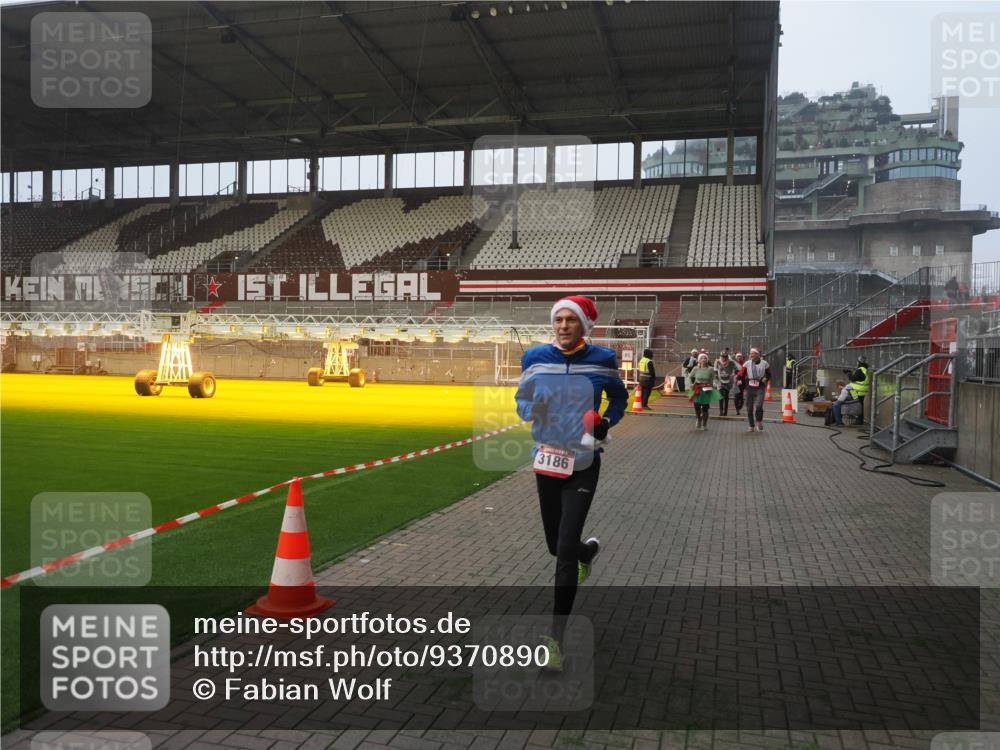 07.12.2025 - St. Pauli X-Mass-Run No. 15 Fabian Wolf http://msf.ph/oto/9370890 07.12.2025 10:05:16 Ziel 114, 202, 210, 292, 699, 1121, 1481, 1661, 1761, 2856, 2866, 3186, 3307, 3311, 4036 meine-sportfotos.de