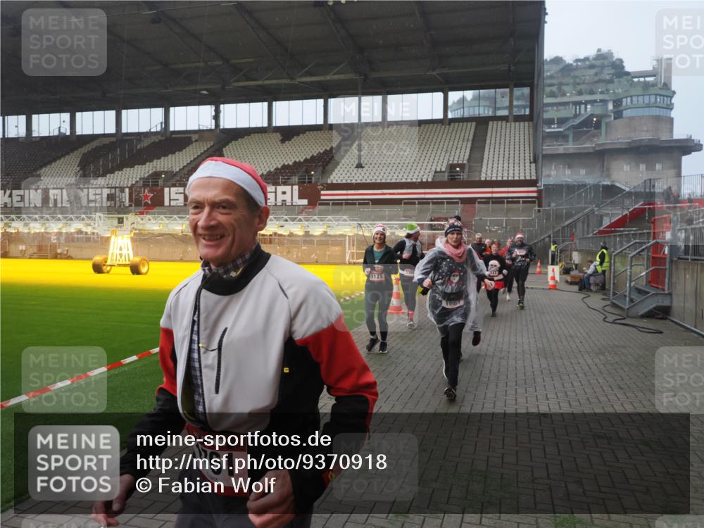 07.12.2025 - St. Pauli X-Mass-Run No. 15 Fabian Wolf http://msf.ph/oto/9370918 07.12.2025 10:05:22 Ziel 114, 543, 668, 950, 1121, 1316, 1374, 1481, 1661, 1761, 3186, 3386, 4036, 4556, 4558 meine-sportfotos.de