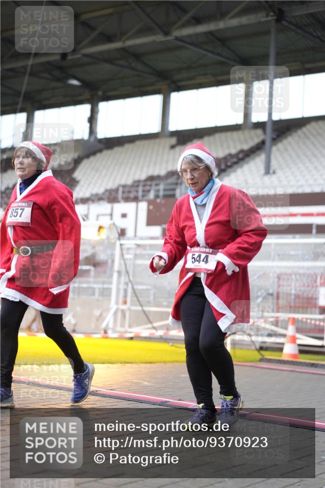 07.12.2025 - St. Pauli X-Mass-Run No. 15 Patografie http://msf.ph/oto/9370923 07.12.2025 11:37:27 Ziel 544, 857, 1154, 2810, 3916 meine-sportfotos.de