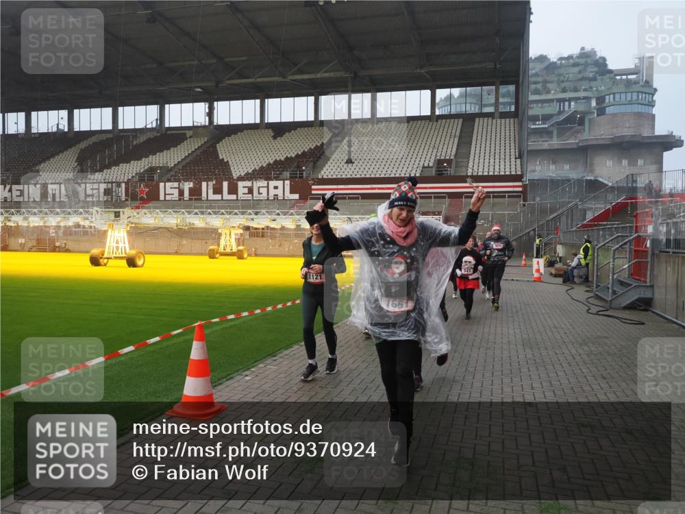 07.12.2025 - St. Pauli X-Mass-Run No. 15 Fabian Wolf http://msf.ph/oto/9370924 07.12.2025 10:05:23 Ziel 114, 543, 668, 950, 1121, 1316, 1374, 1481, 1661, 1761, 3186, 3386, 4036, 4556, 4558 meine-sportfotos.de