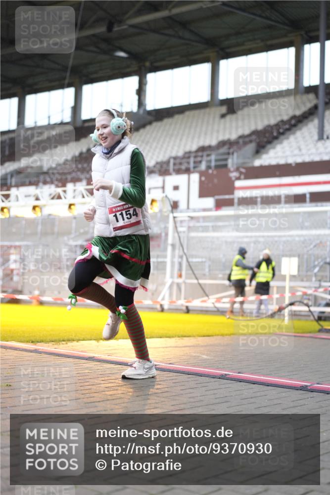 07.12.2025 - St. Pauli X-Mass-Run No. 15 Patografie http://msf.ph/oto/9370930 07.12.2025 11:37:31 Ziel 544, 857, 1154, 1156, 2810, 3916 meine-sportfotos.de