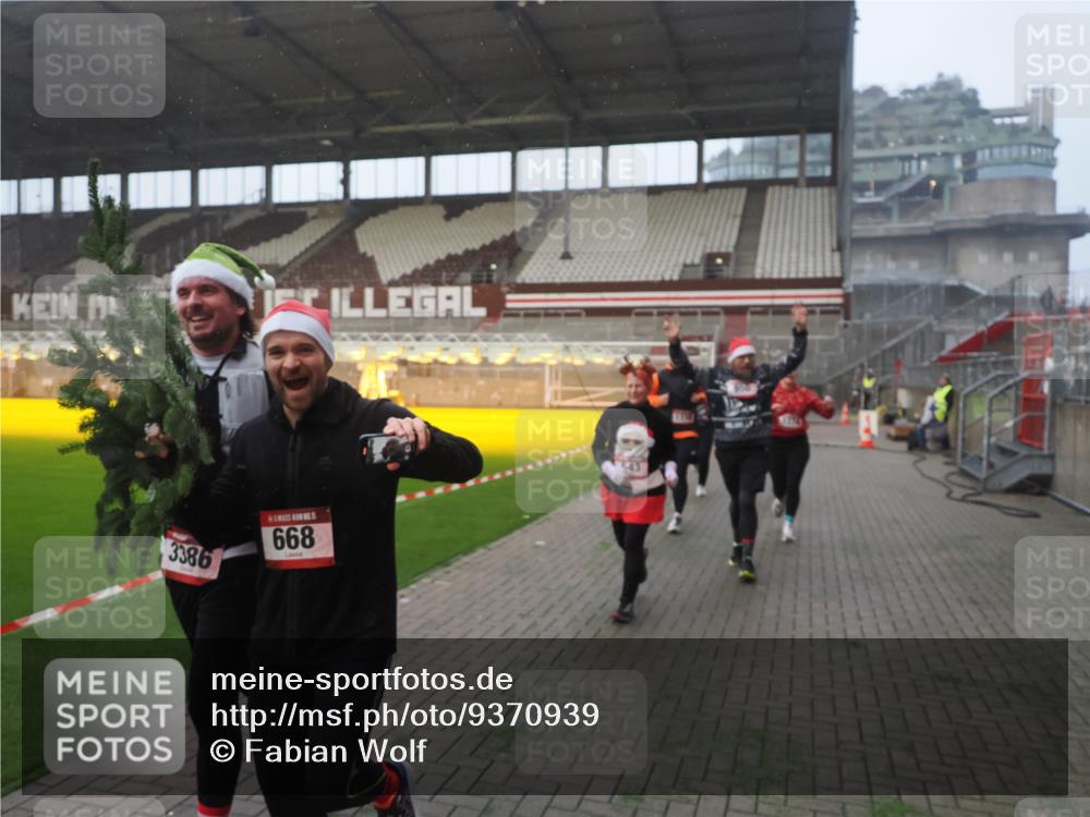 07.12.2025 - St. Pauli X-Mass-Run No. 15 Fabian Wolf http://msf.ph/oto/9370939 07.12.2025 10:05:25 Ziel 114, 543, 668, 950, 1121, 1316, 1374, 1481, 1661, 1761, 3186, 3386, 4036, 4556, 4558 meine-sportfotos.de