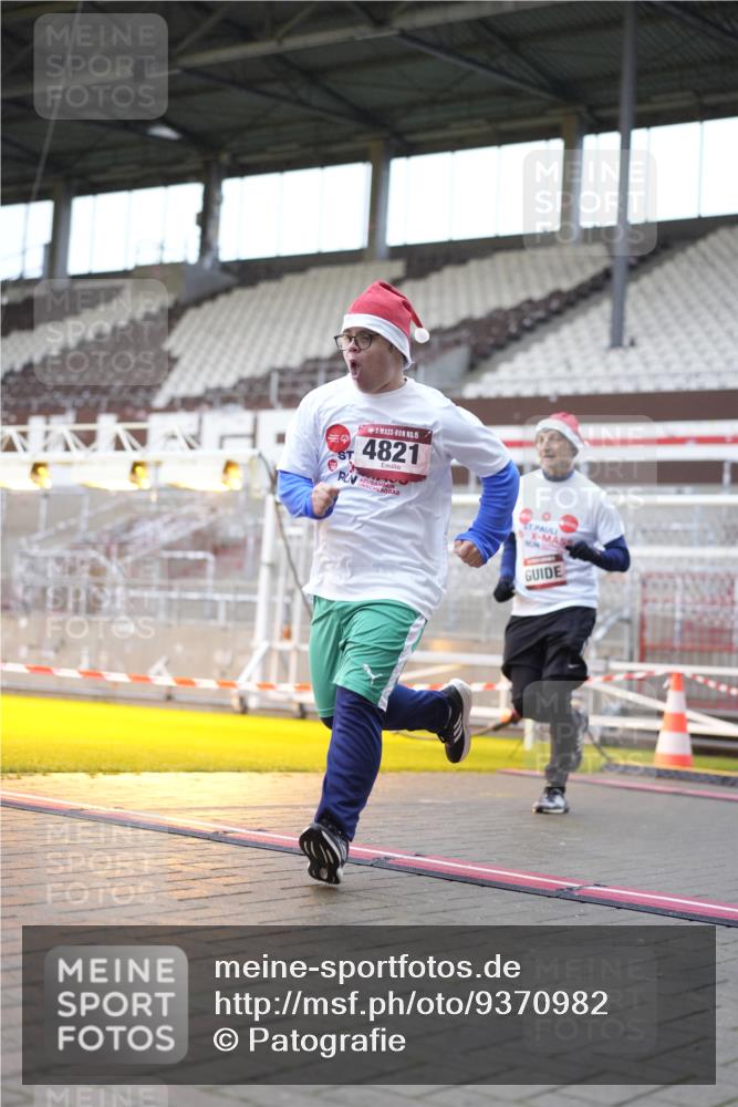 07.12.2025 - St. Pauli X-Mass-Run No. 15 Patografie http://msf.ph/oto/9370982 07.12.2025 11:38:24 Ziel 2395, 2396, 2715, 3762, 4821, 4822 meine-sportfotos.de