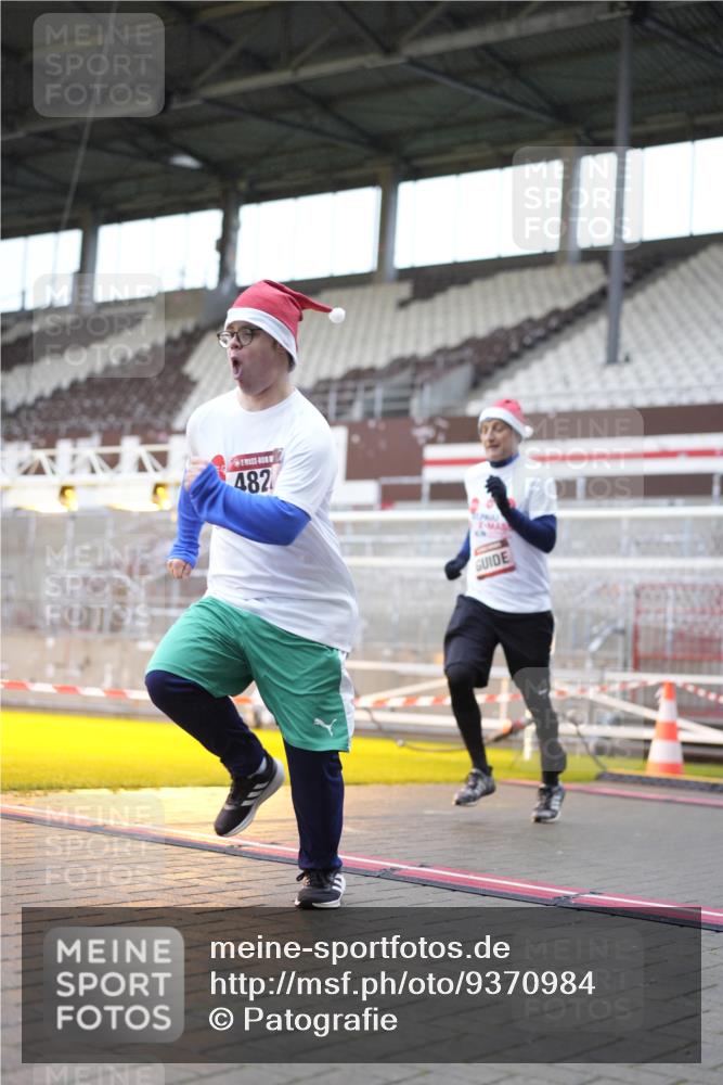 07.12.2025 - St. Pauli X-Mass-Run No. 15 Patografie http://msf.ph/oto/9370984 07.12.2025 11:38:24 Ziel 2395, 2396, 2715, 3762, 4821, 4822 meine-sportfotos.de