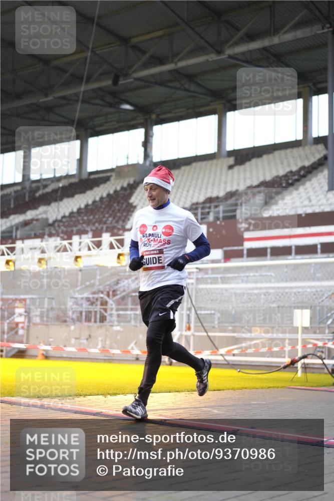 07.12.2025 - St. Pauli X-Mass-Run No. 15 Patografie http://msf.ph/oto/9370986 07.12.2025 11:38:24 Ziel 2395, 2396, 2715, 3762, 4821, 4822 meine-sportfotos.de