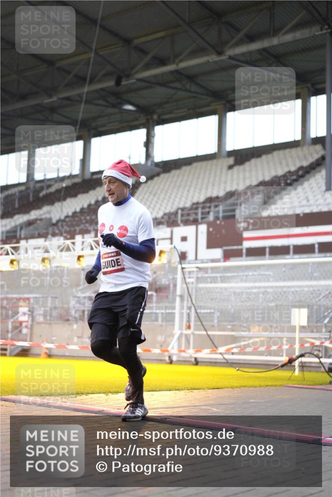 07.12.2025 - St. Pauli X-Mass-Run No. 15 Patografie http://msf.ph/oto/9370988 07.12.2025 11:38:25 Ziel 2395, 2396, 4821, 4822 meine-sportfotos.de