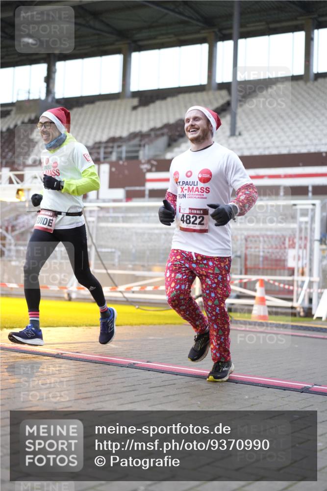 07.12.2025 - St. Pauli X-Mass-Run No. 15 Patografie http://msf.ph/oto/9370990 07.12.2025 11:38:26 Ziel 2395, 2396, 4821, 4822 meine-sportfotos.de