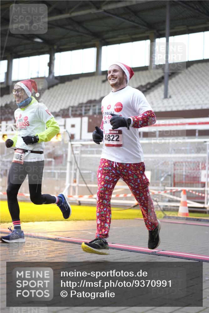 07.12.2025 - St. Pauli X-Mass-Run No. 15 Patografie http://msf.ph/oto/9370991 07.12.2025 11:38:26 Ziel 2395, 2396, 4821, 4822 meine-sportfotos.de