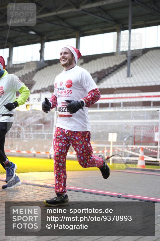 07.12.2025 - St. Pauli X-Mass-Run No. 15 Patografie http://msf.ph/oto/9370993 07.12.2025 11:38:26 Ziel 2395, 2396, 4821, 4822 meine-sportfotos.de