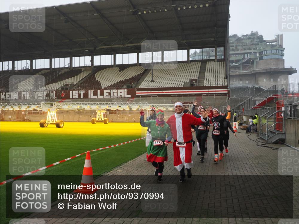 07.12.2025 - St. Pauli X-Mass-Run No. 15 Fabian Wolf http://msf.ph/oto/9370994 07.12.2025 10:05:40 Ziel 54, 123, 363, 385, 512, 945, 1215, 1222, 3231, 4552, 4555, 4556, 4558, 4559, 4560 meine-sportfotos.de