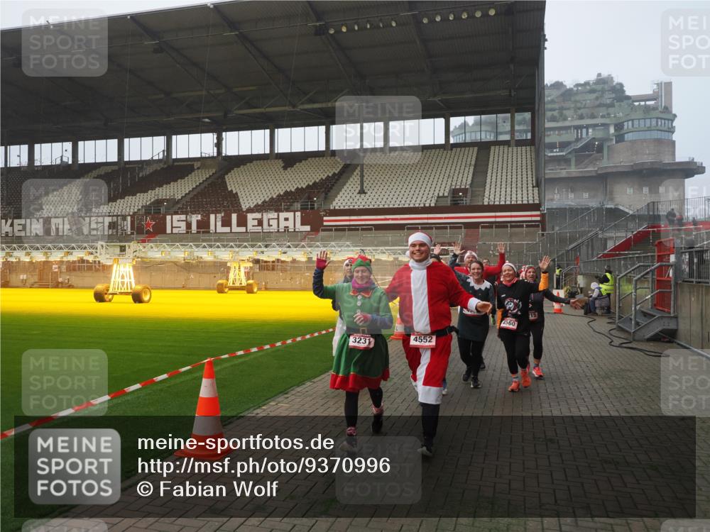 07.12.2025 - St. Pauli X-Mass-Run No. 15 Fabian Wolf http://msf.ph/oto/9370996 07.12.2025 10:05:40 Ziel 54, 123, 363, 385, 512, 945, 1215, 1222, 3231, 4552, 4555, 4556, 4558, 4559, 4560 meine-sportfotos.de