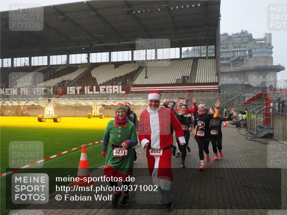 07.12.2025 - St. Pauli X-Mass-Run No. 15 Fabian Wolf http://msf.ph/oto/9371002 07.12.2025 10:05:41 Ziel 2, 3, 54, 123, 363, 385, 512, 945, 1215, 1222, 1789, 3231, 4195, 4552, 4555, 4559, 4560 meine-sportfotos.de