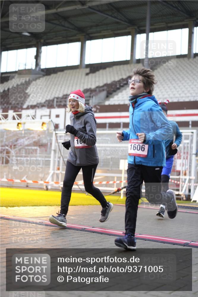 07.12.2025 - St. Pauli X-Mass-Run No. 15 Patografie http://msf.ph/oto/9371005 07.12.2025 11:38:36 Ziel 453, 1133, 1318, 1601, 1605, 1606, 2010, 2011, 2099, 2815, 2816, 3365, 3367, 3508, 4821, 4822 meine-sportfotos.de