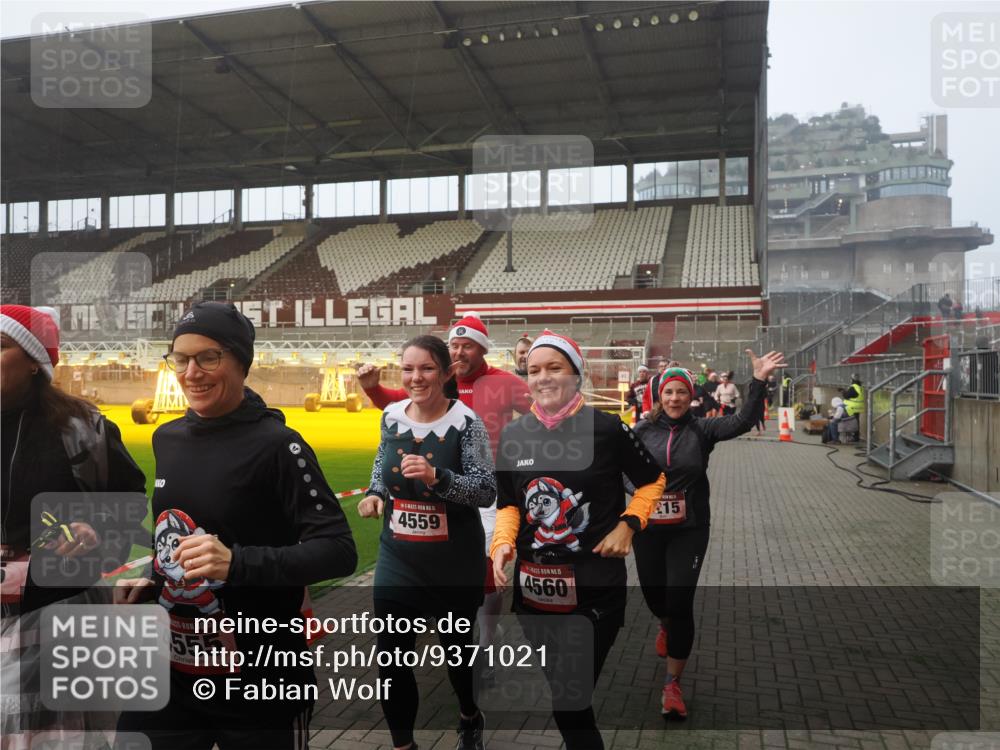 07.12.2025 - St. Pauli X-Mass-Run No. 15 Fabian Wolf http://msf.ph/oto/9371021 07.12.2025 10:05:42 Ziel 2, 3, 54, 123, 363, 385, 512, 945, 1215, 1222, 1789, 1791, 3231, 4195, 4552, 4555, 4559, 4560 meine-sportfotos.de