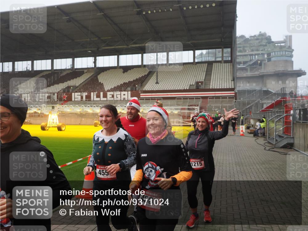 07.12.2025 - St. Pauli X-Mass-Run No. 15 Fabian Wolf http://msf.ph/oto/9371024 07.12.2025 10:05:42 Ziel 2, 3, 54, 123, 363, 385, 512, 945, 1215, 1222, 1789, 1791, 3231, 4195, 4552, 4555, 4559, 4560 meine-sportfotos.de