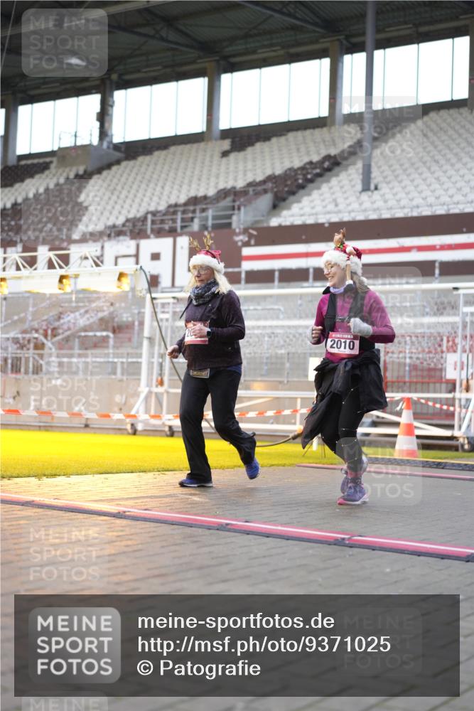 07.12.2025 - St. Pauli X-Mass-Run No. 15 Patografie http://msf.ph/oto/9371025 07.12.2025 11:38:41 Ziel 453, 729, 1133, 1318, 1601, 1605, 1606, 2010, 2011, 2099, 2815, 2816, 3365, 3367, 3508 meine-sportfotos.de