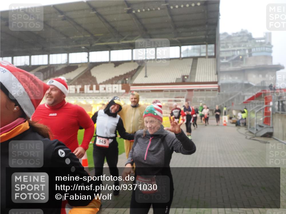 07.12.2025 - St. Pauli X-Mass-Run No. 15 Fabian Wolf http://msf.ph/oto/9371030 07.12.2025 10:05:43 Ziel 2, 3, 54, 123, 363, 385, 512, 945, 1215, 1222, 1789, 1791, 3231, 4194, 4195, 4552, 4555, 4559, 4560 meine-sportfotos.de