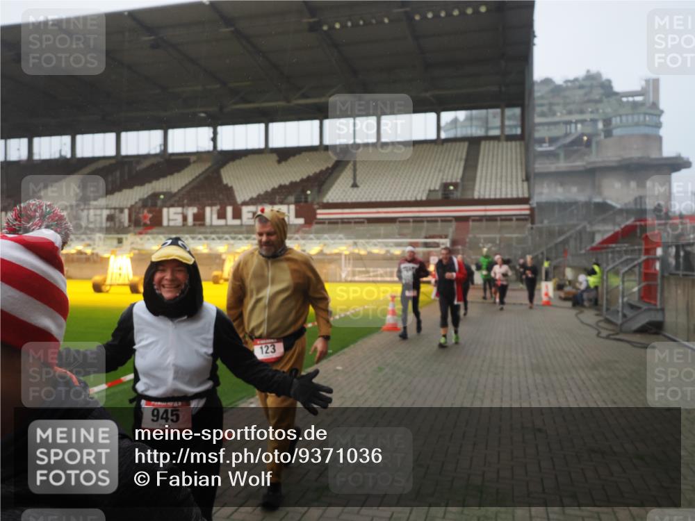 07.12.2025 - St. Pauli X-Mass-Run No. 15 Fabian Wolf http://msf.ph/oto/9371036 07.12.2025 10:05:44 Ziel 2, 3, 54, 123, 363, 385, 512, 945, 1215, 1222, 1789, 1791, 3231, 4194, 4195, 4552, 4555, 4559, 4560 meine-sportfotos.de