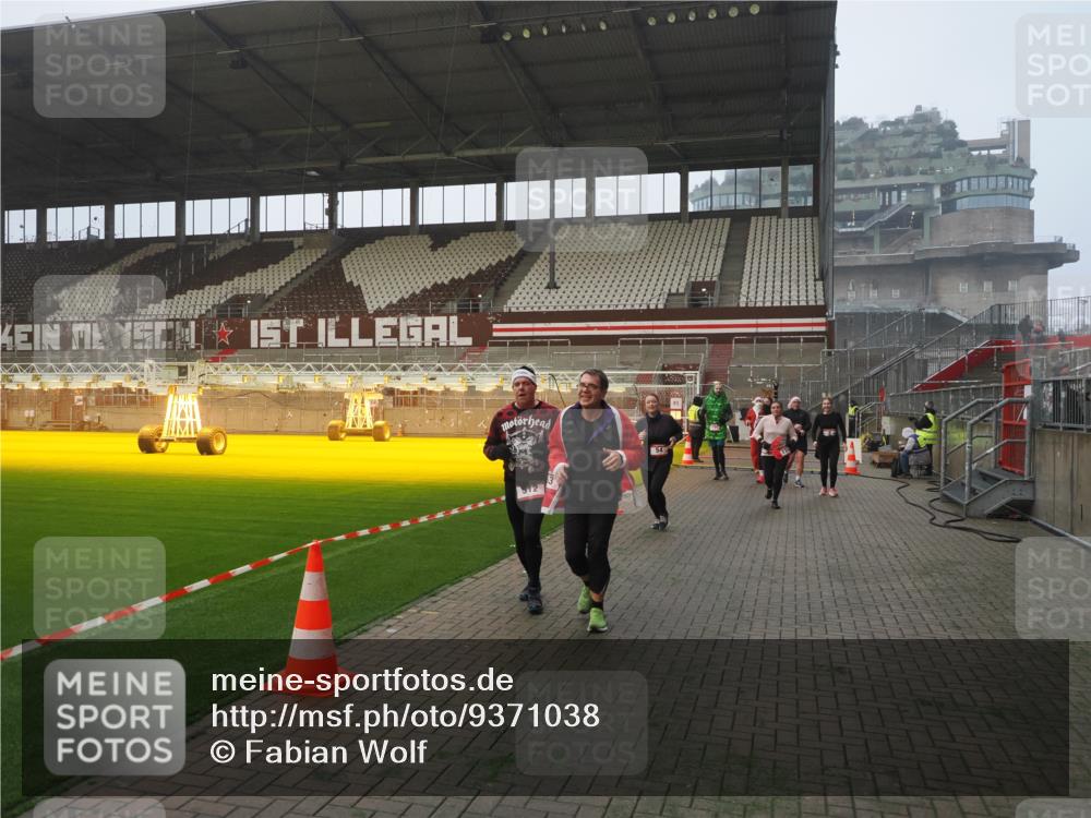07.12.2025 - St. Pauli X-Mass-Run No. 15 Fabian Wolf http://msf.ph/oto/9371038 07.12.2025 10:05:45 Ziel 2, 3, 54, 123, 363, 385, 512, 945, 1215, 1222, 1789, 1791, 3231, 4194, 4195, 4552, 4555, 4559, 4560 meine-sportfotos.de