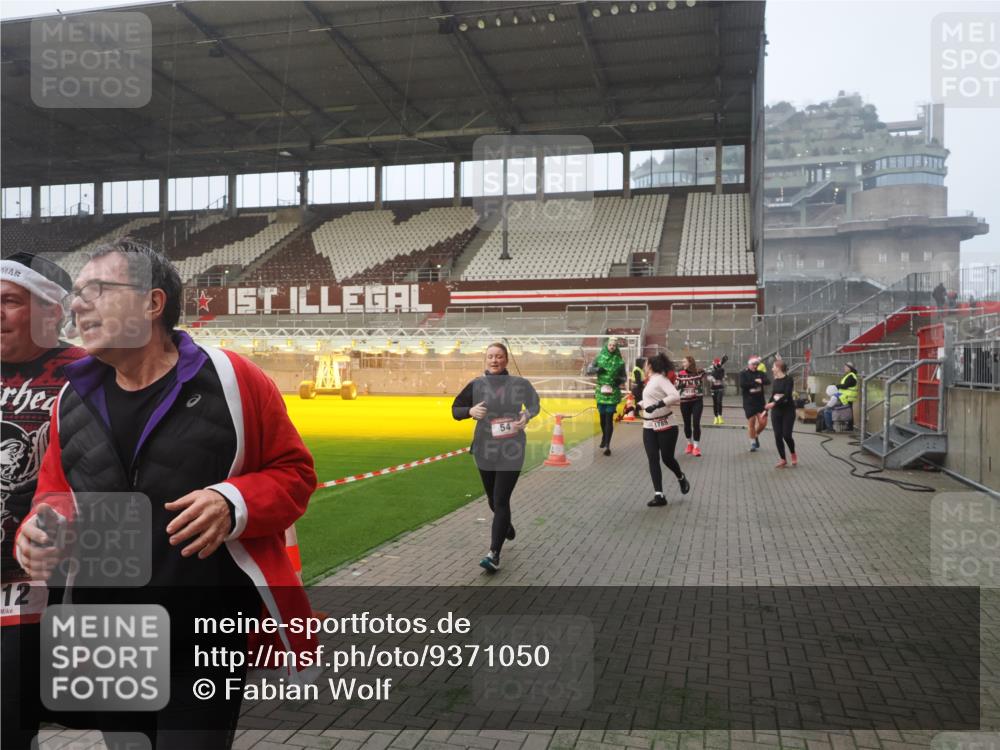 07.12.2025 - St. Pauli X-Mass-Run No. 15 Fabian Wolf http://msf.ph/oto/9371050 07.12.2025 10:05:47 Ziel 2, 3, 54, 123, 363, 385, 512, 945, 1215, 1222, 1789, 1791, 3231, 3877, 4194, 4195, 4552, 4555, 4559, 4560 meine-sportfotos.de