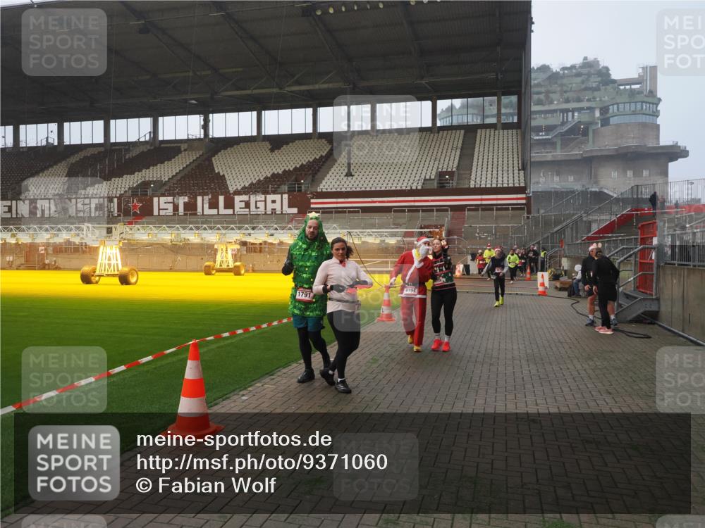 07.12.2025 - St. Pauli X-Mass-Run No. 15 Fabian Wolf http://msf.ph/oto/9371060 07.12.2025 10:05:51 Ziel 2, 3, 54, 123, 363, 385, 512, 676, 945, 1215, 1222, 1789, 1791, 3231, 3877, 4194, 4195, 4552, 4555, 4559, 4560 meine-sportfotos.de