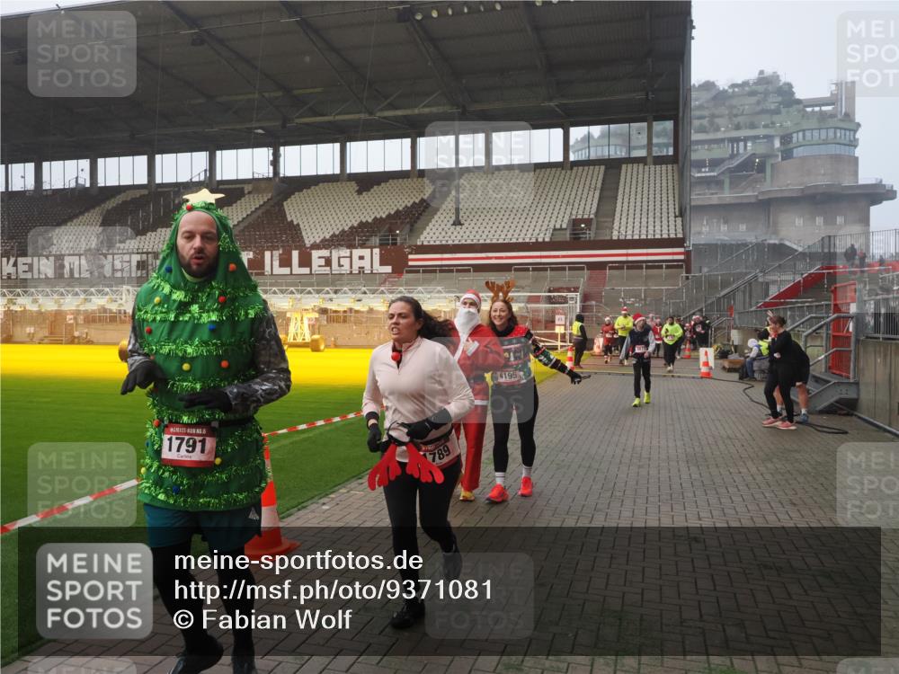 07.12.2025 - St. Pauli X-Mass-Run No. 15 Fabian Wolf http://msf.ph/oto/9371081 07.12.2025 10:05:53 Ziel 2, 3, 54, 123, 363, 424, 512, 676, 834, 945, 1222, 1789, 1791, 2756, 2757, 3877, 4194, 4195 meine-sportfotos.de