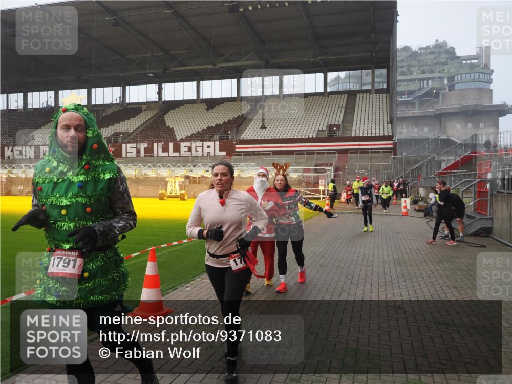 07.12.2025 - St. Pauli X-Mass-Run No. 15 Fabian Wolf http://msf.ph/oto/9371083 07.12.2025 10:05:53 Ziel 2, 3, 54, 123, 363, 424, 512, 676, 834, 945, 1222, 1789, 1791, 2756, 2757, 3877, 4194, 4195 meine-sportfotos.de