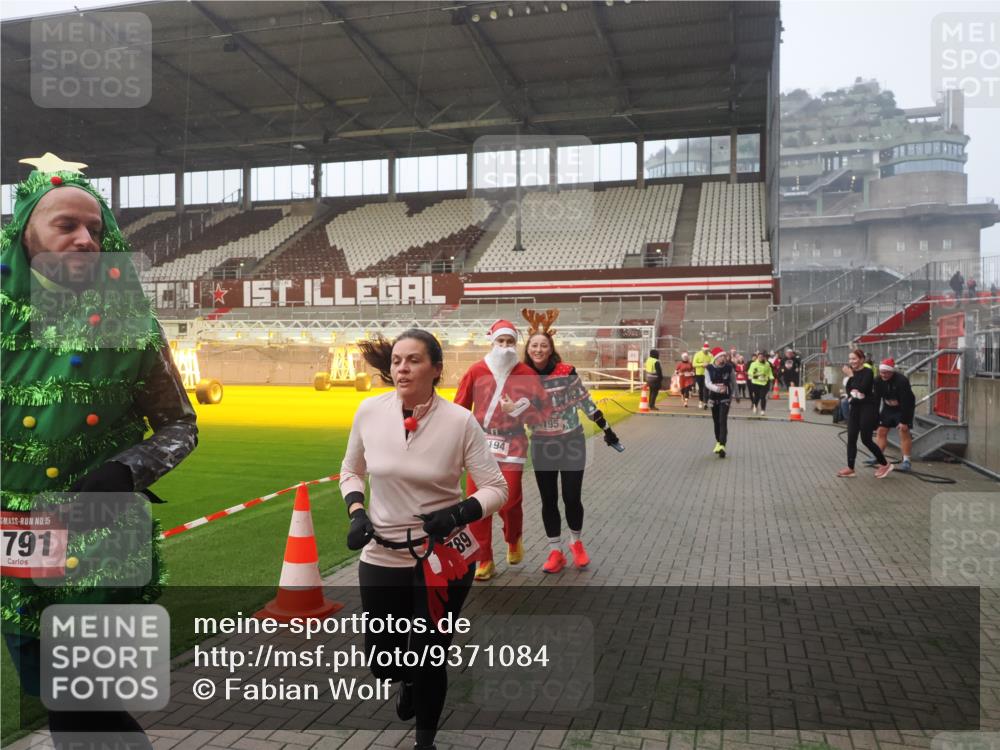 07.12.2025 - St. Pauli X-Mass-Run No. 15 Fabian Wolf http://msf.ph/oto/9371084 07.12.2025 10:05:53 Ziel 2, 3, 54, 123, 363, 424, 512, 676, 834, 945, 1222, 1789, 1791, 2756, 2757, 3877, 4194, 4195 meine-sportfotos.de