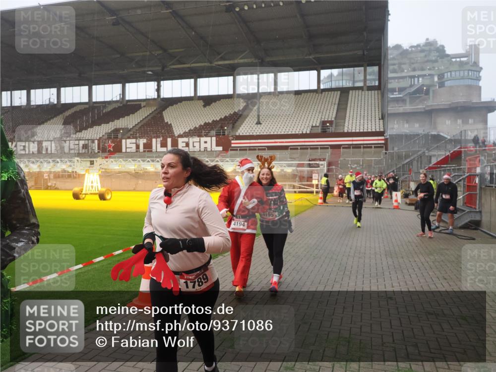 07.12.2025 - St. Pauli X-Mass-Run No. 15 Fabian Wolf http://msf.ph/oto/9371086 07.12.2025 10:05:53 Ziel 2, 3, 54, 123, 363, 424, 512, 676, 834, 945, 1222, 1789, 1791, 2756, 2757, 3877, 4194, 4195 meine-sportfotos.de