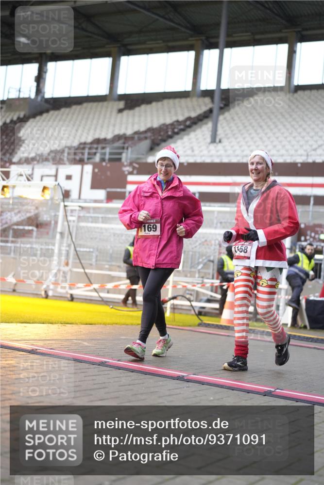 07.12.2025 - St. Pauli X-Mass-Run No. 15 Patografie http://msf.ph/oto/9371091 07.12.2025 11:39:58 Ziel 1168, 1169, 1533, 1838, 1843, 2031, 2561 meine-sportfotos.de