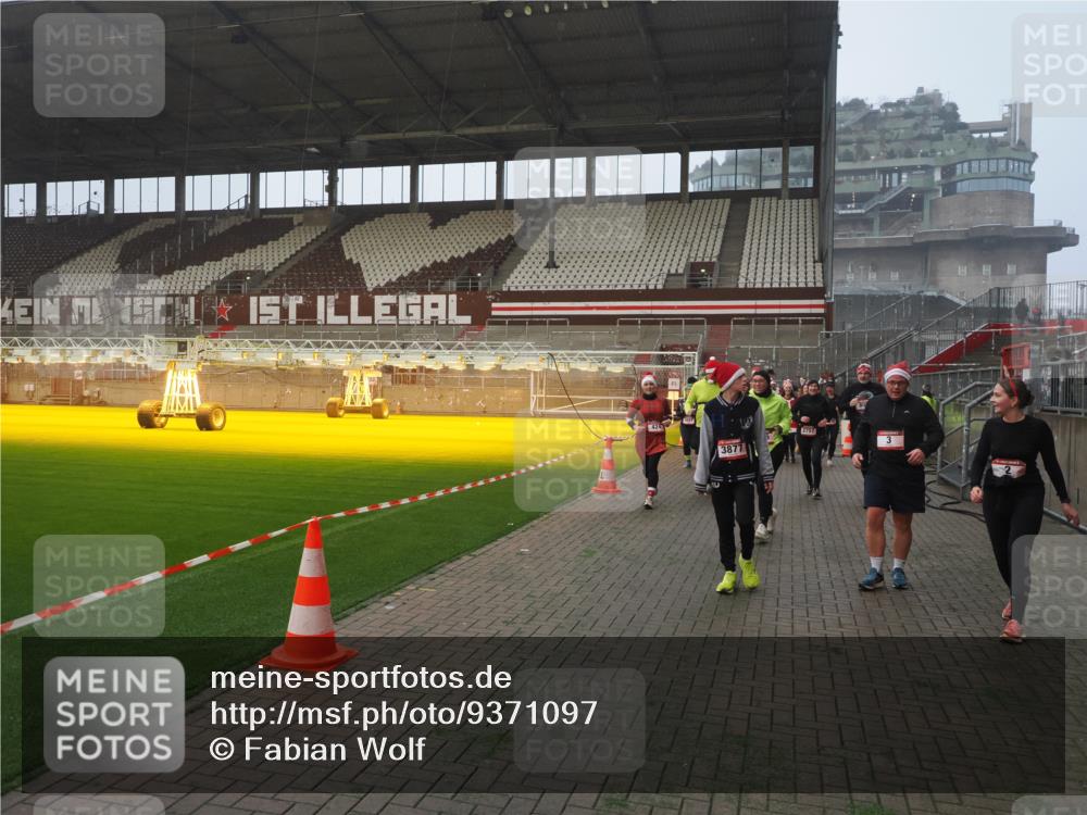 07.12.2025 - St. Pauli X-Mass-Run No. 15 Fabian Wolf http://msf.ph/oto/9371097 07.12.2025 10:05:58 Ziel 2, 3, 54, 180, 424, 468, 676, 805, 834, 1788, 1789, 1791, 2756, 2757, 3172, 3812, 3814, 3857, 3859, 3877, 4194, 4195, 4235, 4236, 4237 meine-sportfotos.de