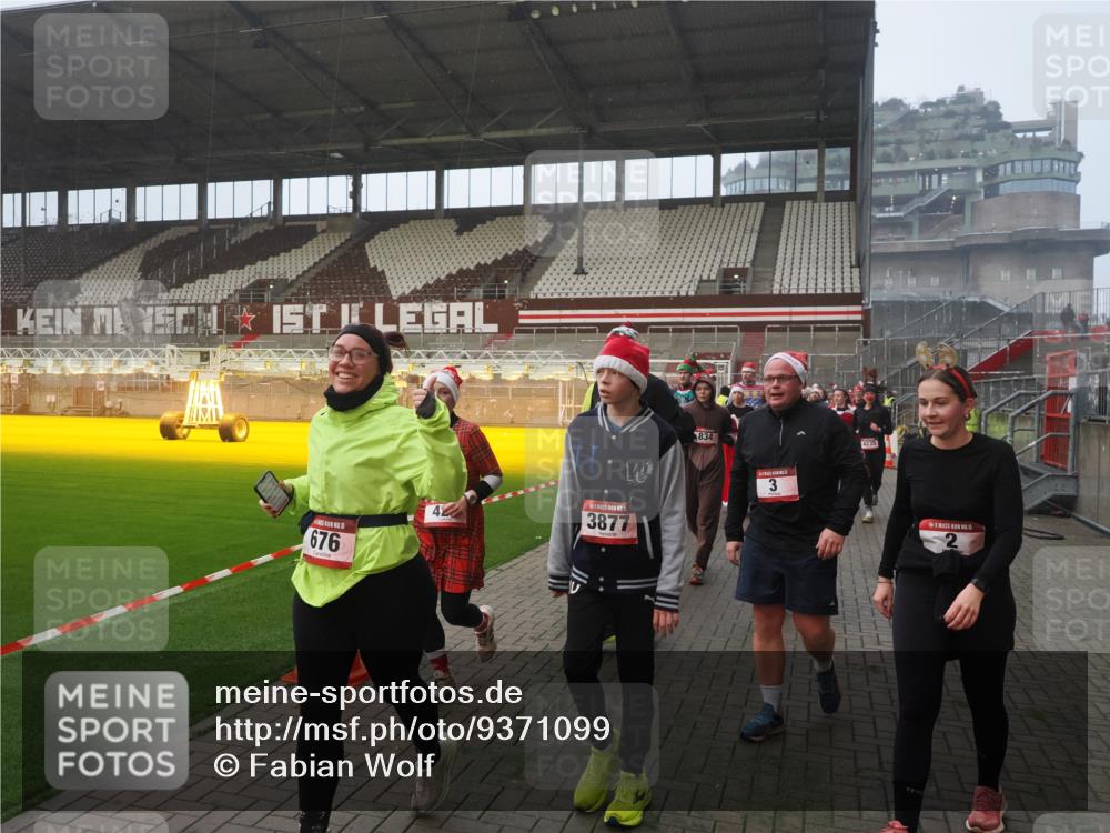 07.12.2025 - St. Pauli X-Mass-Run No. 15 Fabian Wolf http://msf.ph/oto/9371099 07.12.2025 10:06:00 Ziel 2, 3, 148, 180, 424, 468, 676, 805, 834, 1788, 1789, 1791, 2756, 2757, 3093, 3172, 3196, 3812, 3814, 3857, 3859, 3877, 4194, 4195, 4235, 4236, 4237, 4246, 4251 meine-sportfotos.de