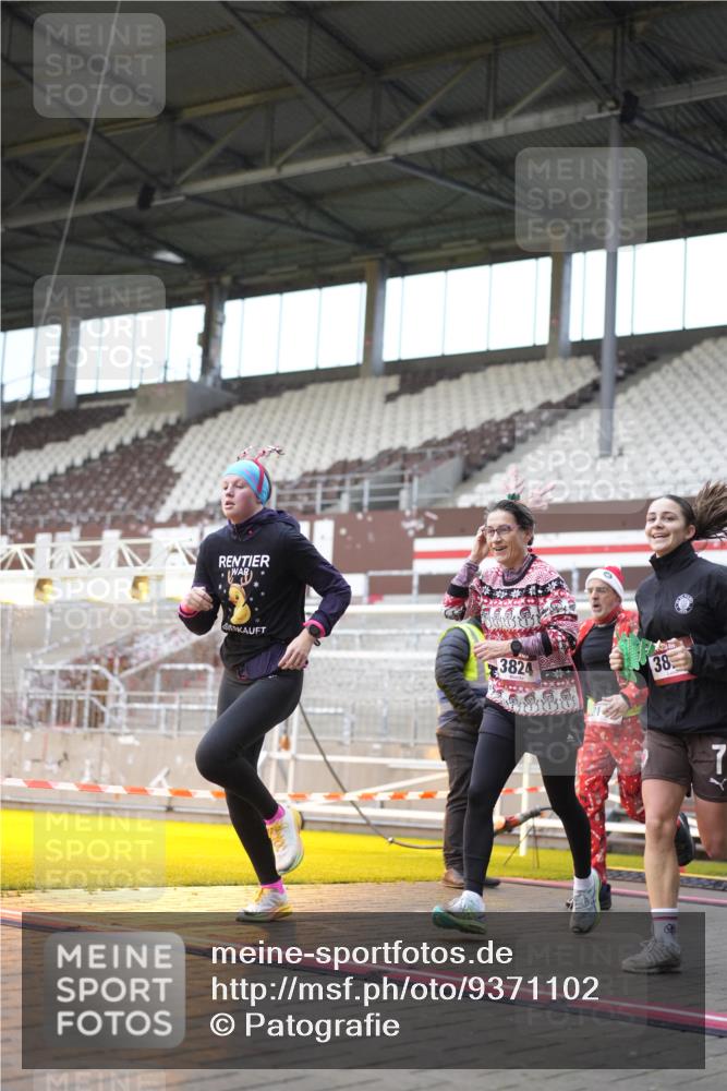 07.12.2025 - St. Pauli X-Mass-Run No. 15 Patografie http://msf.ph/oto/9371102 07.12.2025 11:40:19 Ziel 1756, 2144, 2713, 3554, 3824, 3825, 3850 meine-sportfotos.de