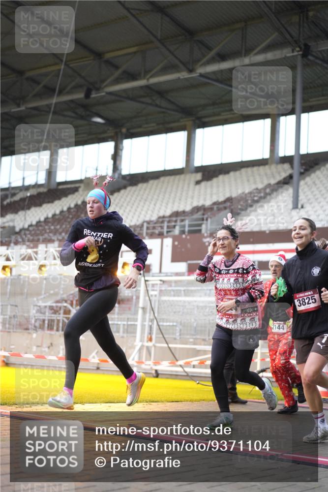07.12.2025 - St. Pauli X-Mass-Run No. 15 Patografie http://msf.ph/oto/9371104 07.12.2025 11:40:19 Ziel 1756, 2144, 2713, 3554, 3824, 3825, 3850 meine-sportfotos.de
