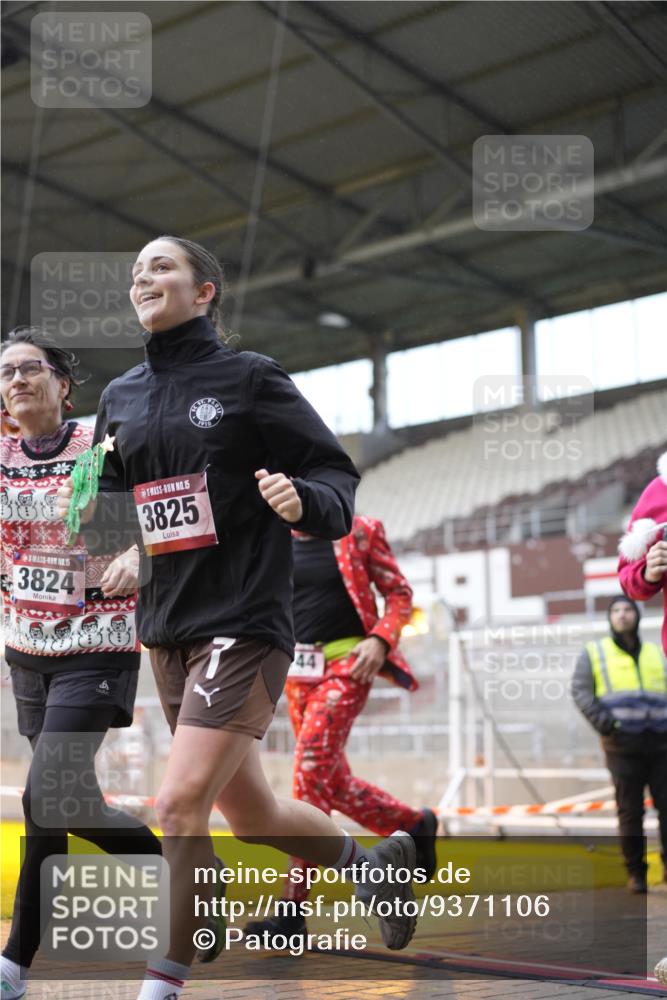 07.12.2025 - St. Pauli X-Mass-Run No. 15 Patografie http://msf.ph/oto/9371106 07.12.2025 11:40:20 Ziel 1756, 2144, 2713, 3554, 3824, 3825, 3850 meine-sportfotos.de