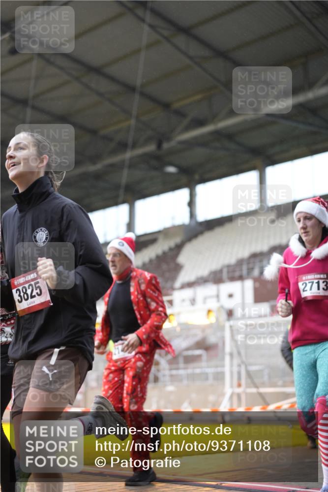 07.12.2025 - St. Pauli X-Mass-Run No. 15 Patografie http://msf.ph/oto/9371108 07.12.2025 11:40:20 Ziel 1756, 2144, 2713, 3554, 3824, 3825, 3850 meine-sportfotos.de