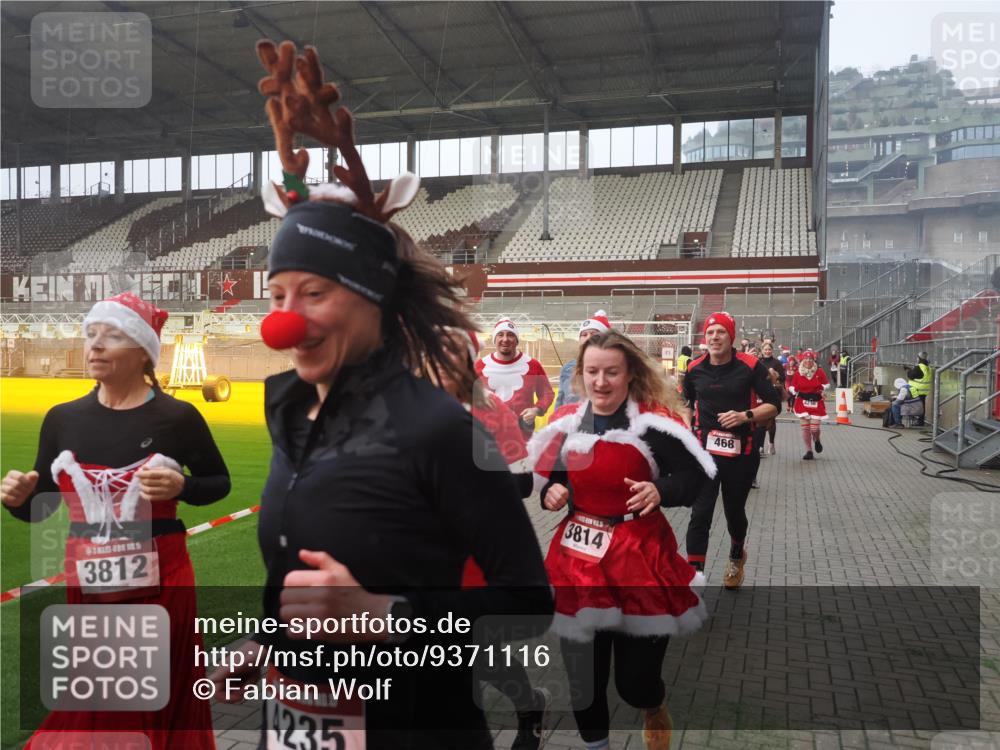 07.12.2025 - St. Pauli X-Mass-Run No. 15 Fabian Wolf http://msf.ph/oto/9371116 07.12.2025 10:06:05 Ziel 127, 148, 180, 424, 468, 676, 805, 834, 967, 969, 1788, 2756, 2757, 2894, 2968, 3093, 3172, 3196, 3812, 3814, 3857, 3859, 3877, 4235, 4236, 4237, 4246, 4251 meine-sportfotos.de