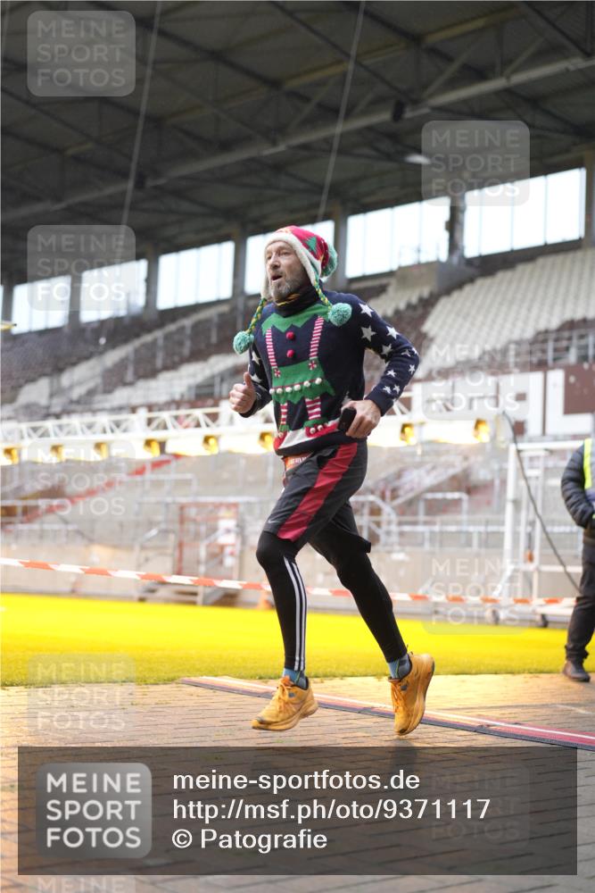 07.12.2025 - St. Pauli X-Mass-Run No. 15 Patografie http://msf.ph/oto/9371117 07.12.2025 11:40:24 Ziel 1756, 2144, 2713, 3554, 3824, 3825, 3850 meine-sportfotos.de