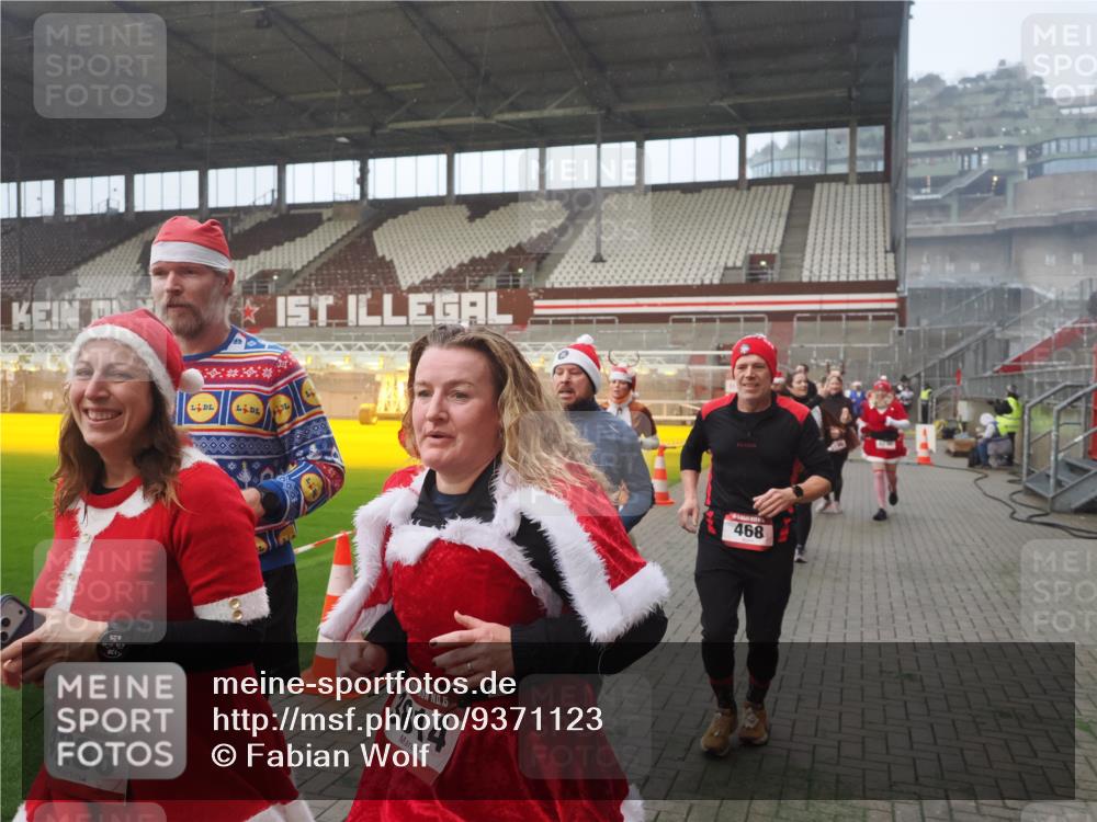 07.12.2025 - St. Pauli X-Mass-Run No. 15 Fabian Wolf http://msf.ph/oto/9371123 07.12.2025 10:06:05 Ziel 127, 148, 180, 424, 468, 676, 805, 834, 967, 969, 1788, 2756, 2757, 2894, 2968, 3093, 3172, 3196, 3812, 3814, 3857, 3859, 3877, 4235, 4236, 4237, 4246, 4251 meine-sportfotos.de